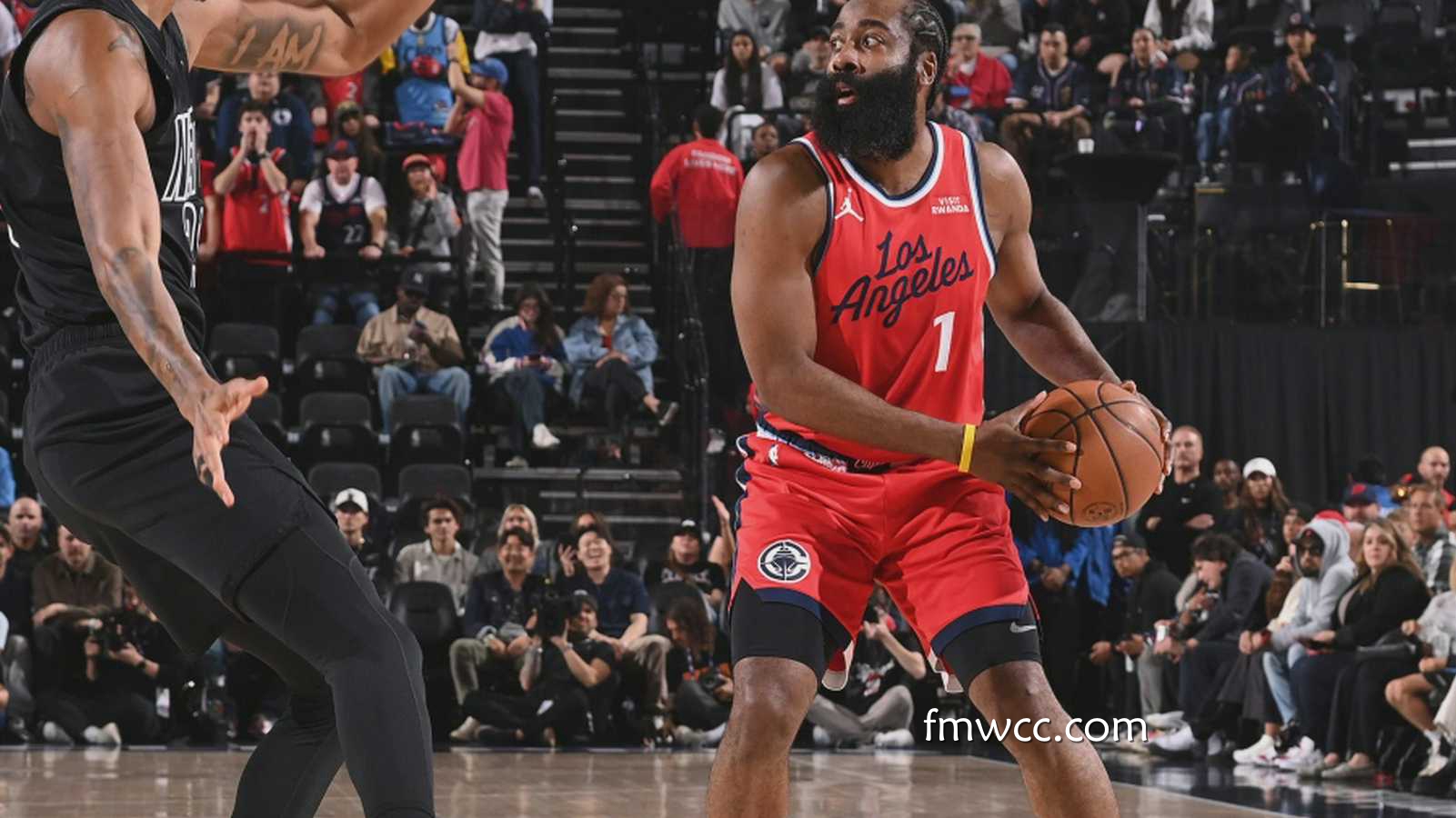 万博体育行业洞察:快船半场领先31分!哈登小卡轮番发力|半场合砍35分早早打爆篮网