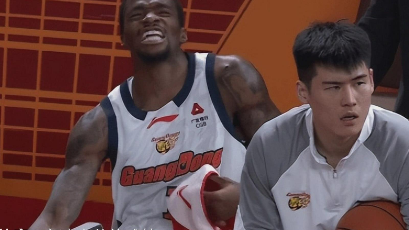 万博体育行业洞察：八连胜终结！萨姆纳空砍35+5显悲凉 杜锋场边踱步很无奈胡明轩9中3